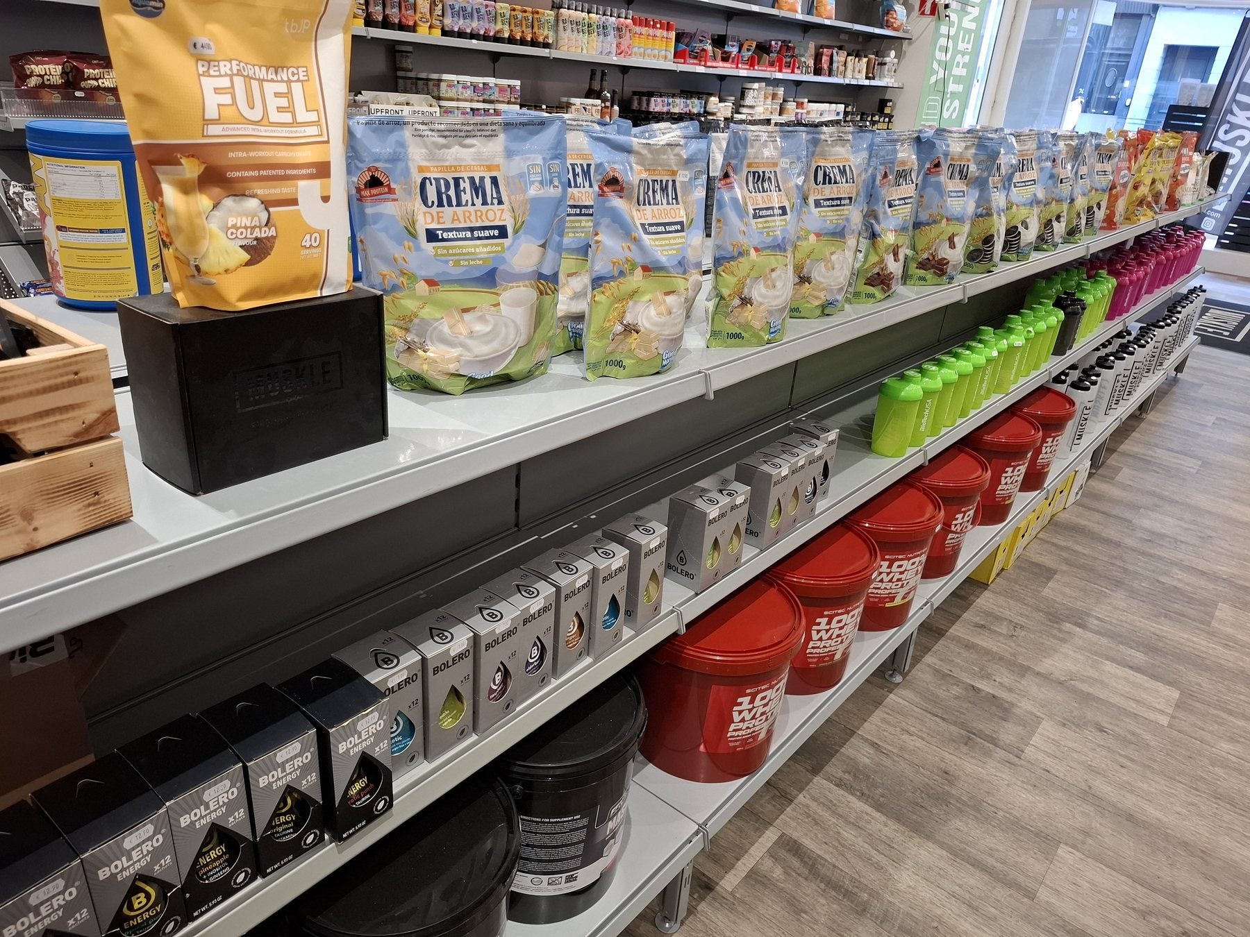 Gangpad met shakers, Bolero en grote whey-emmers in MUSKLE Antwerpen