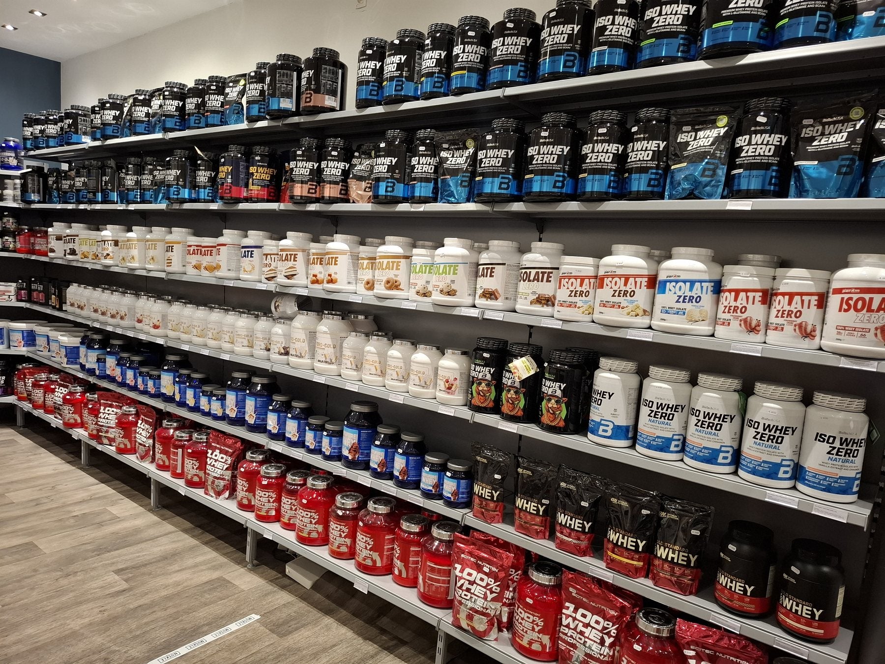 Proteïnewand van MUSKLE Antwerpen met whey, isolate en gainers