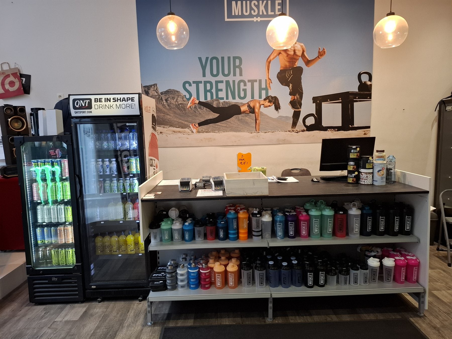 Toonbank en servicezone van MUSKLE Antwerpen