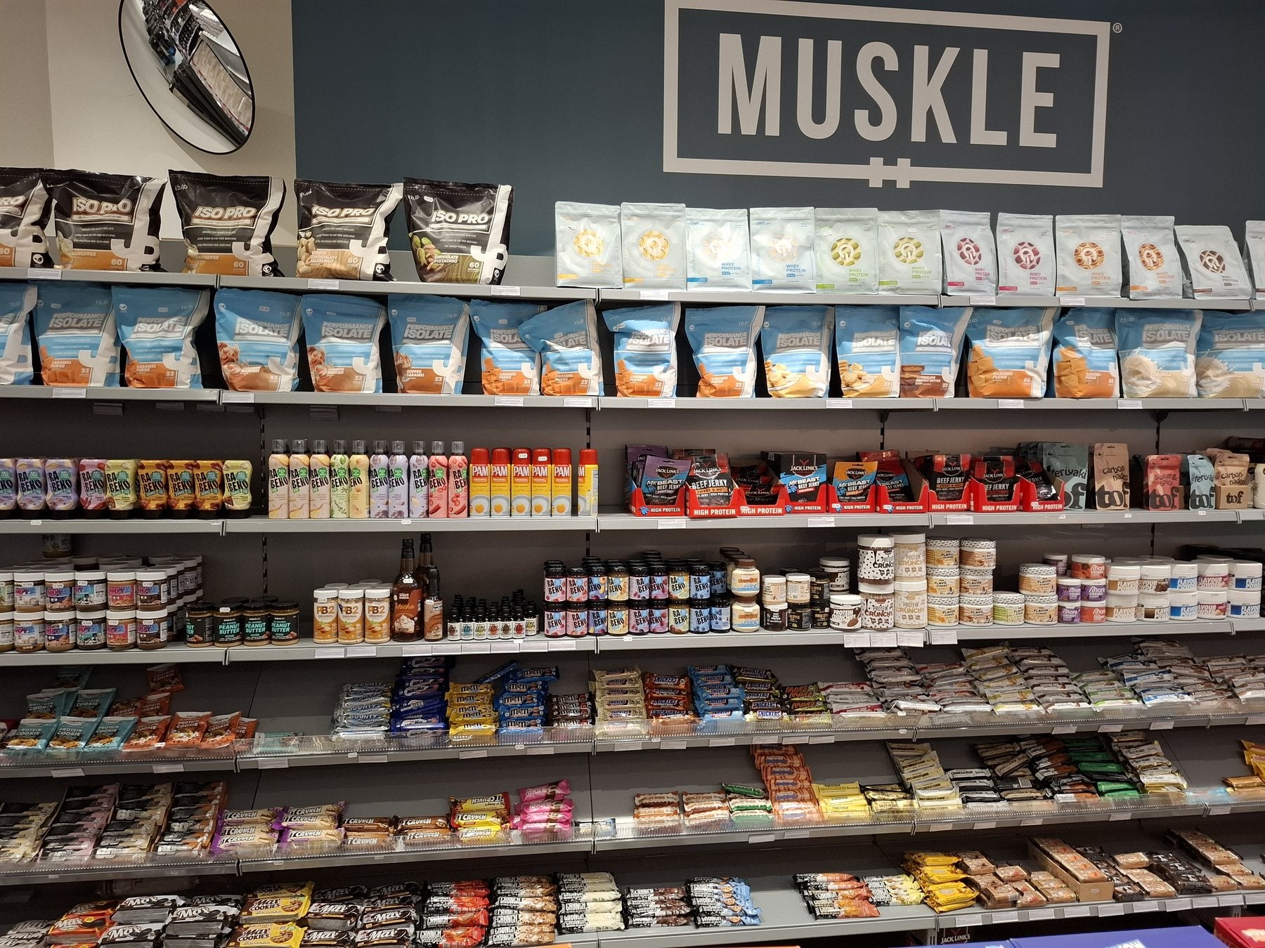Snackwand van MUSKLE Antwerpen met eiwitrepen en jerky