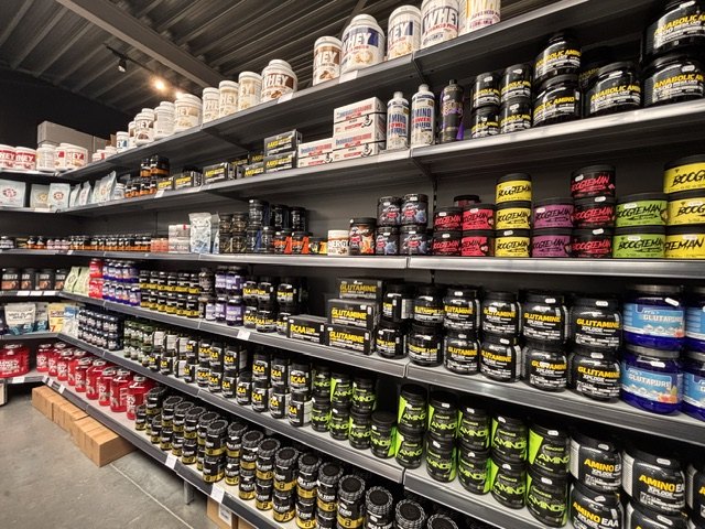 Performancewand van MUSKLE Begijnendijk met pre-workout en amino's