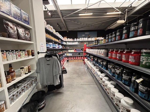 Proteïnerekken van MUSKLE Begijnendijk met whey en isolate