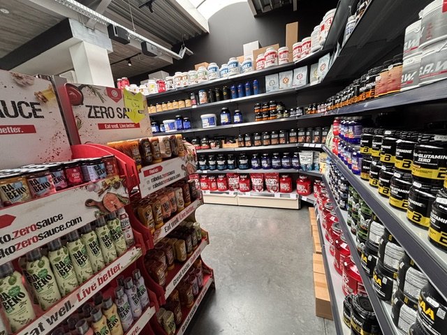 Rek met snacks, sauzen en lifestyle-voeding in MUSKLE Begijnendijk