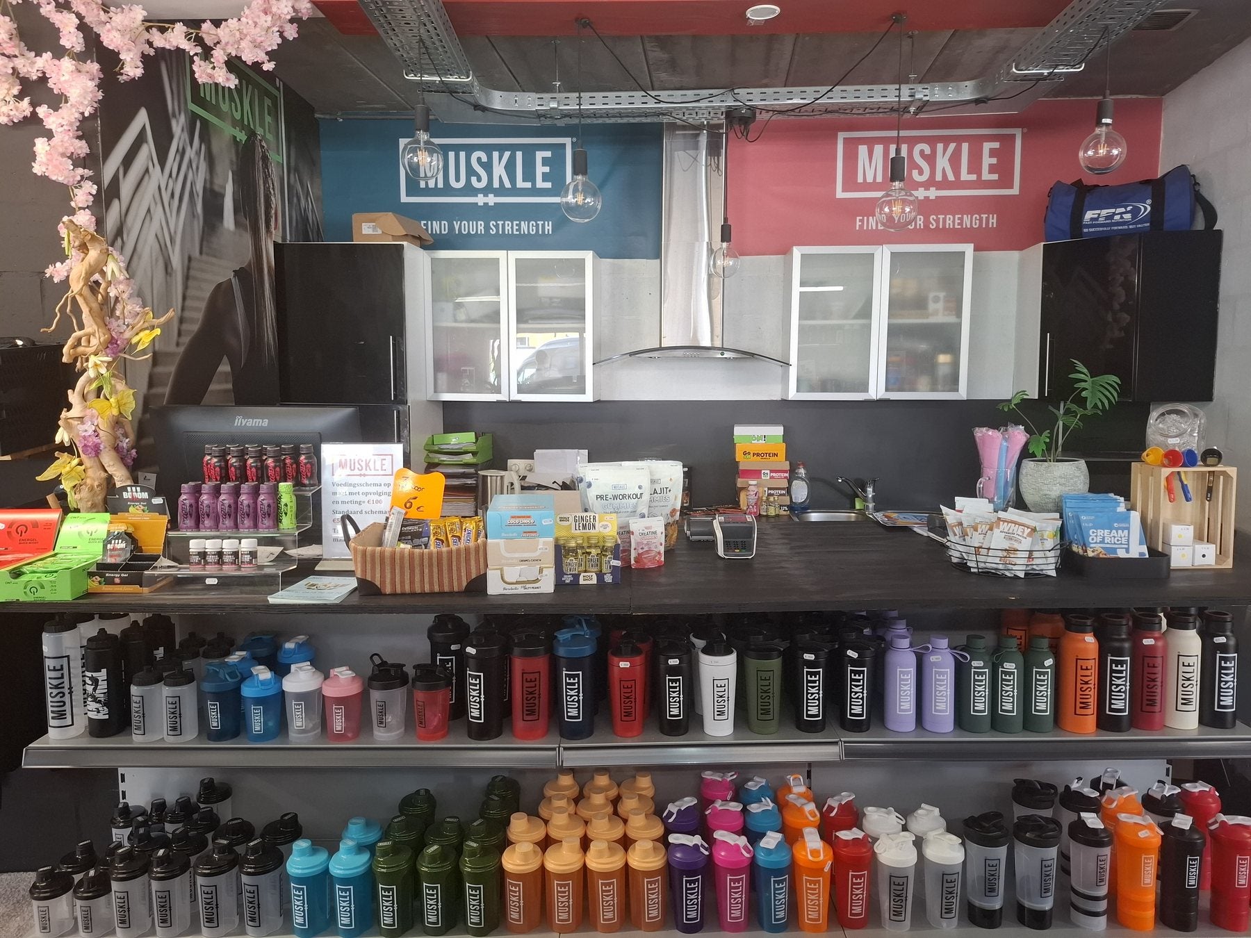 Toonbank en servicezone van MUSKLE Bonheiden