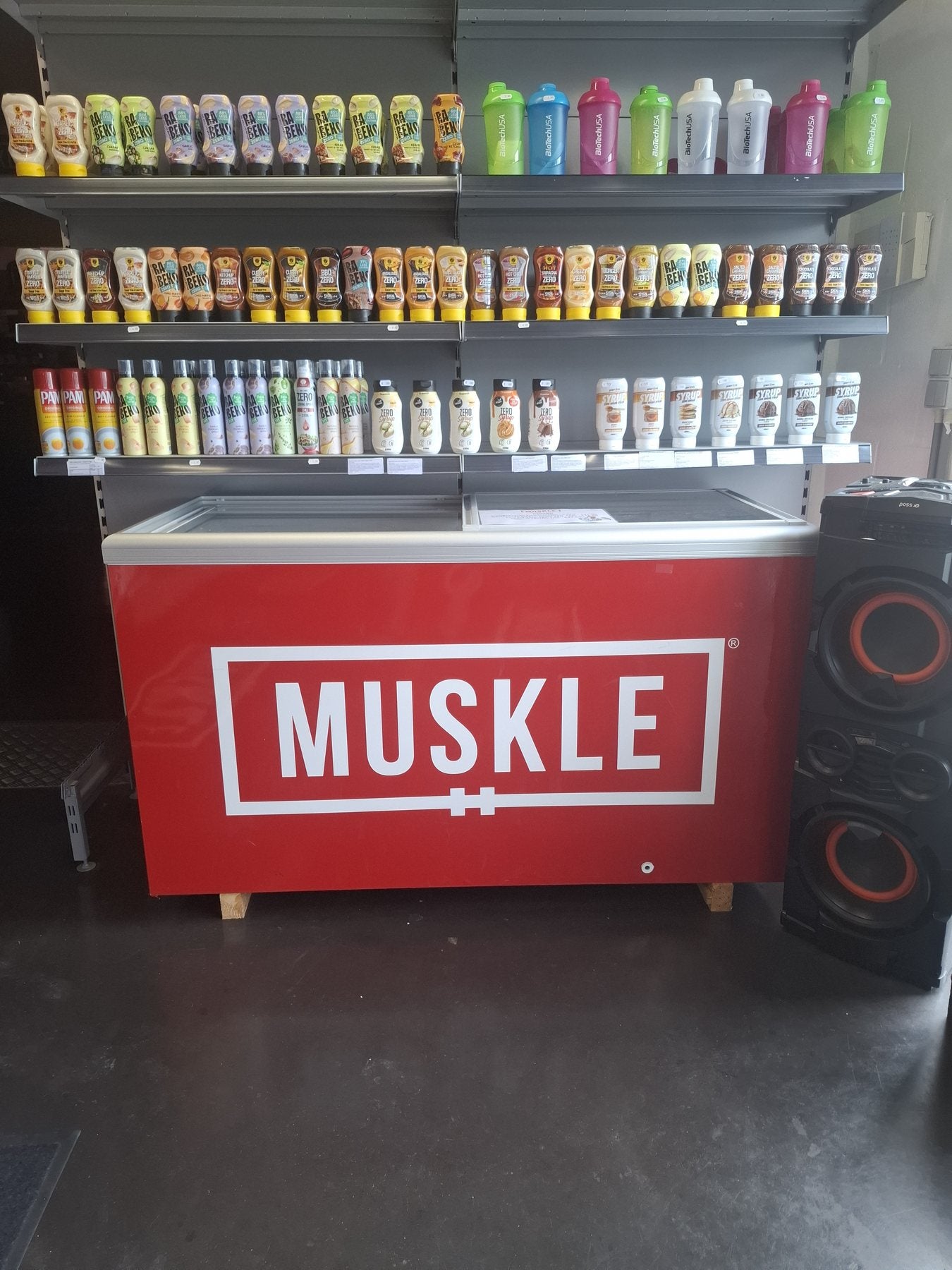 Snacks en sauzen bij de rode vriezer in MUSKLE Bonheiden