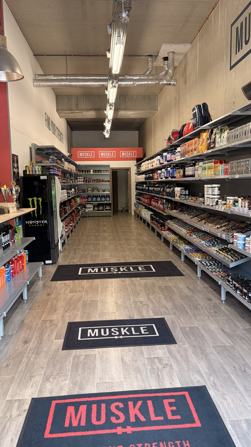 Hoofdgang van MUSKLE Hasselt met supplementen aan beide zijden