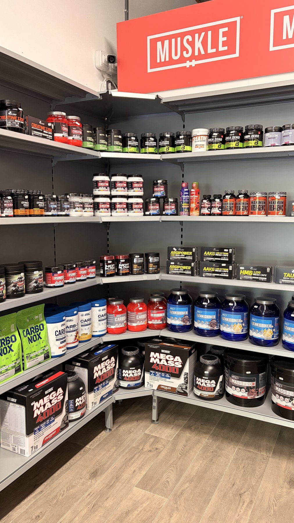 Pre-workoutwand van MUSKLE Hasselt met performance-producten