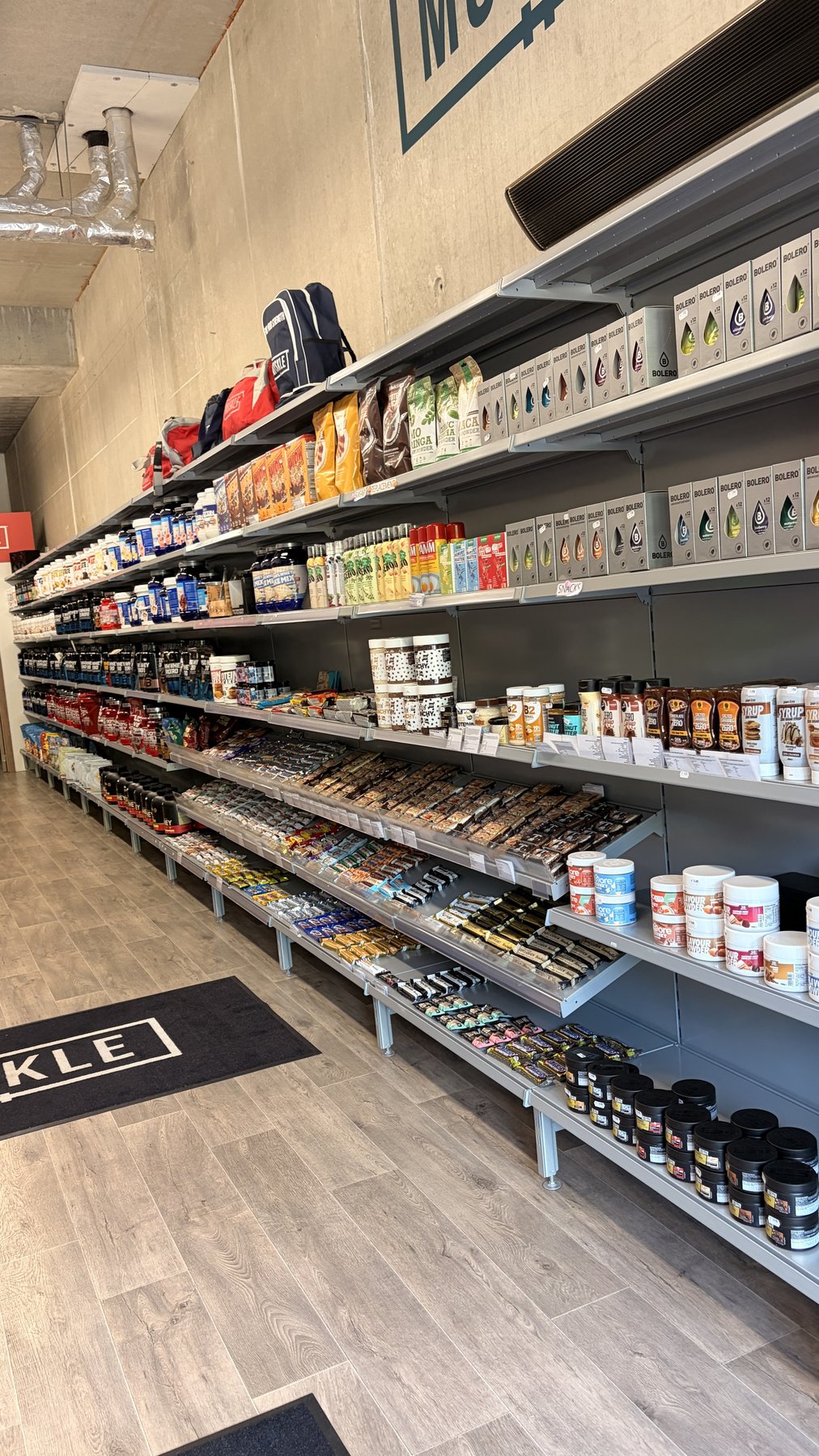 Productgang met poeders en kant-en-klare producten in MUSKLE Hasselt