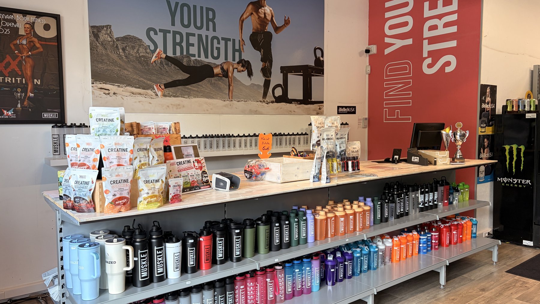 Toonbank met shakers en een YOUR STRENGTH-muurschildering in MUSKLE Hasselt