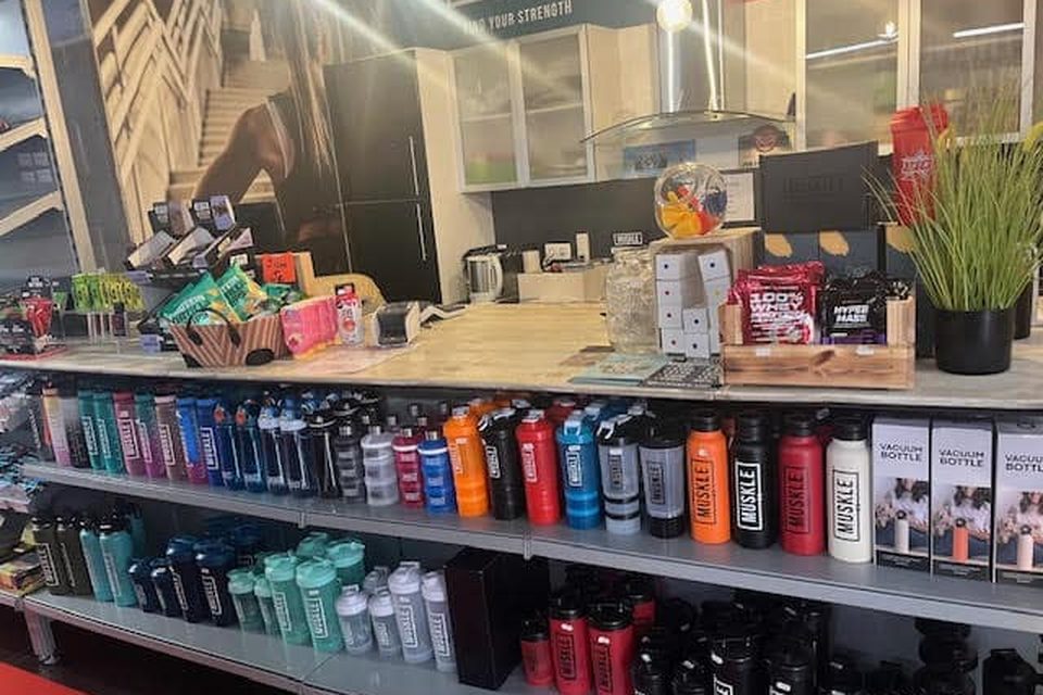 Toonbank en shakers in de MUSKLE winkel in Mechelen