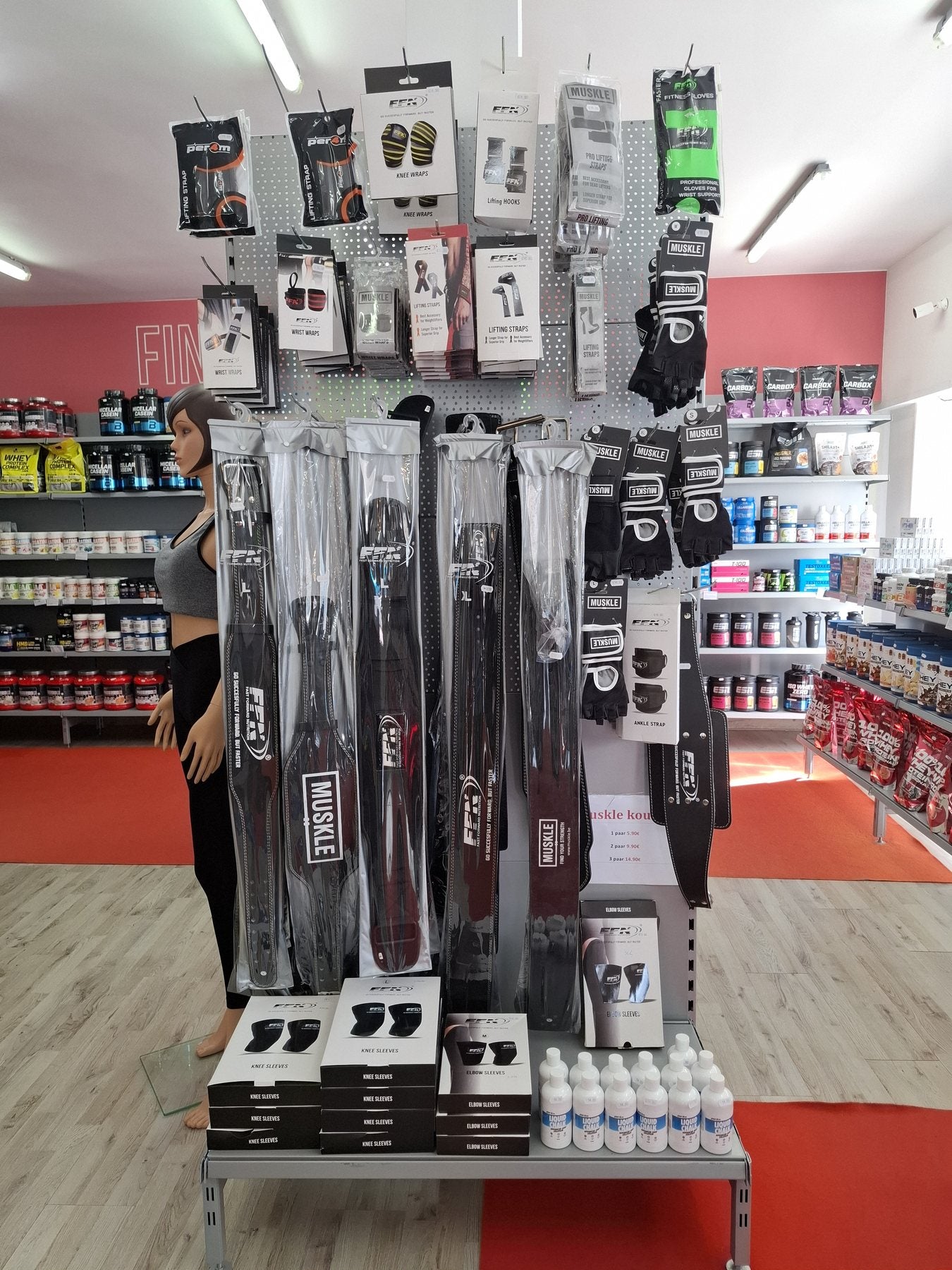 Display met shakers en trainingsaccessoires in MUSKLE Roosendaal