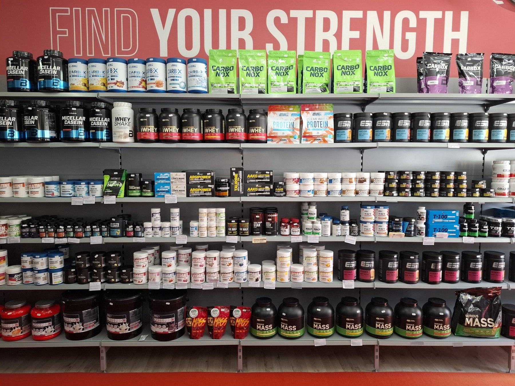 Supplement wall under FIND YOUR STRENGTH banner at MUSKLE Roosendaal