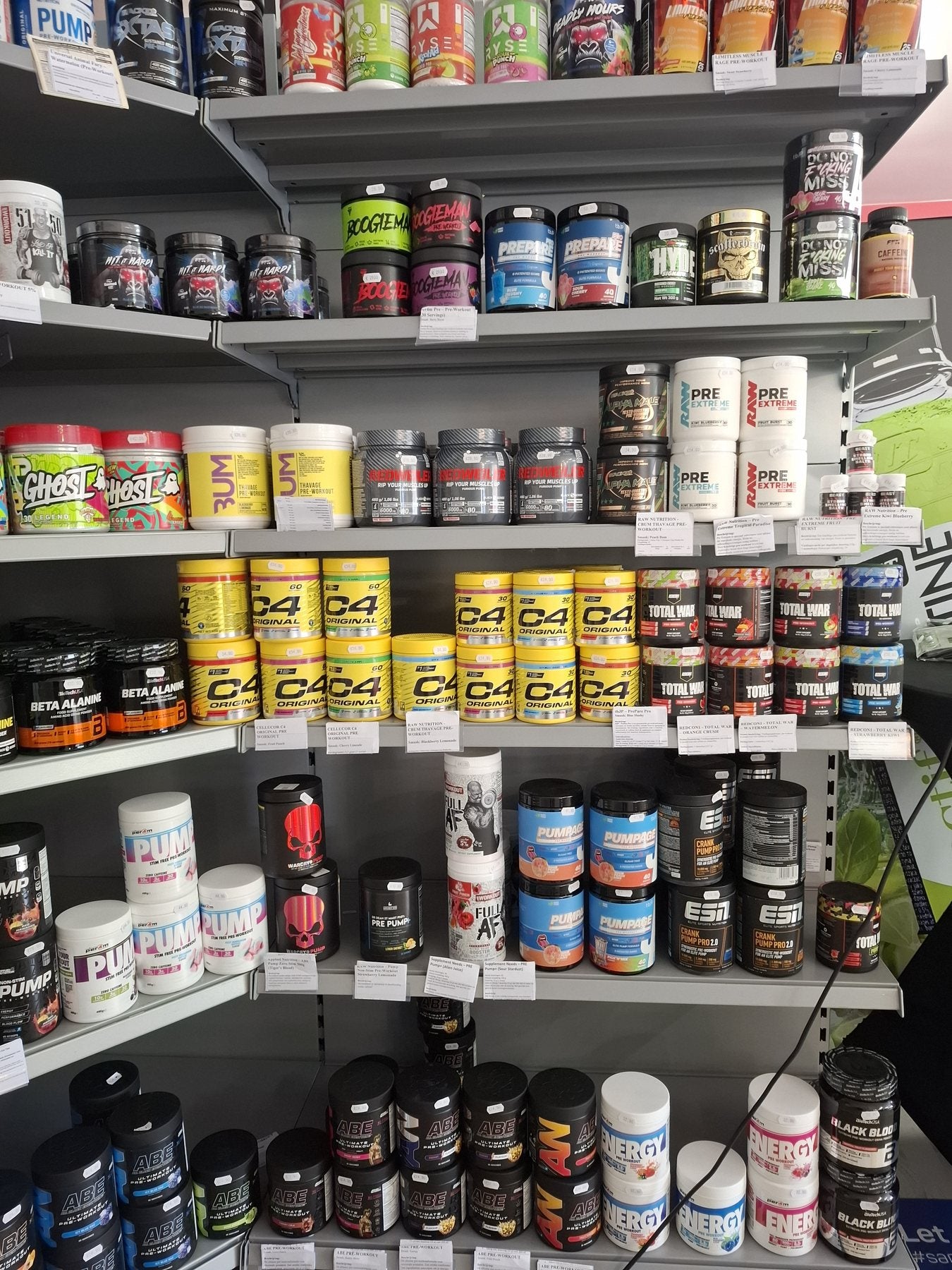 Prestatiewand van MUSKLE Roosendaal met pre-workout en pump-producten
