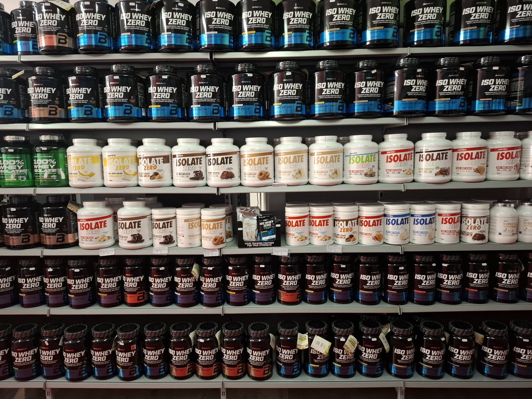 Proteïnewand van MUSKLE Roosendaal met whey, isolate en casein