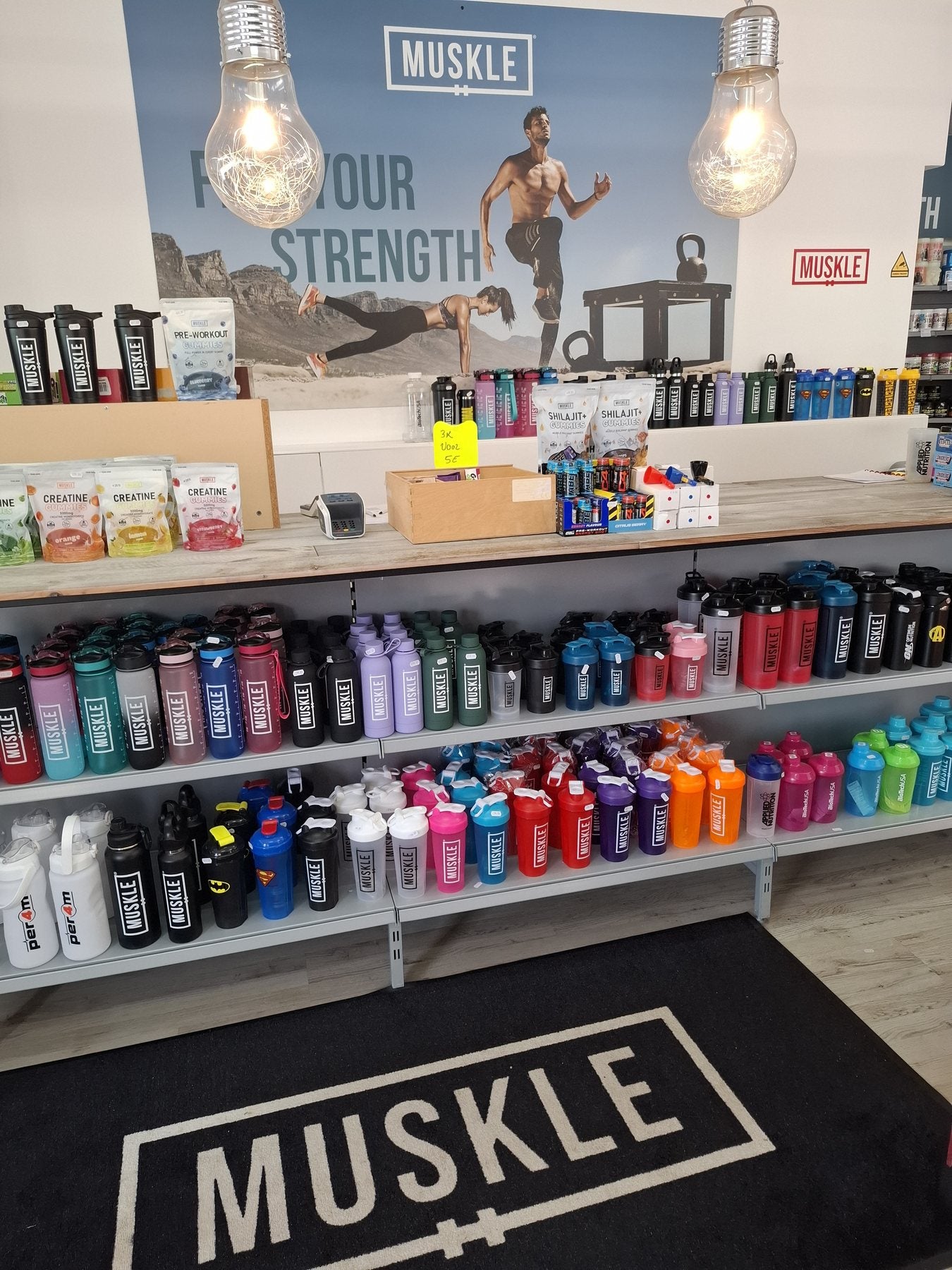 Toonbank en servicezone van MUSKLE Roosendaal