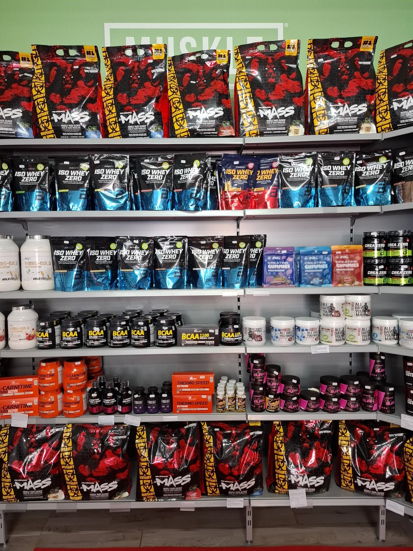 Product wall with MUSKLE logo at MUSKLE Roosendaal